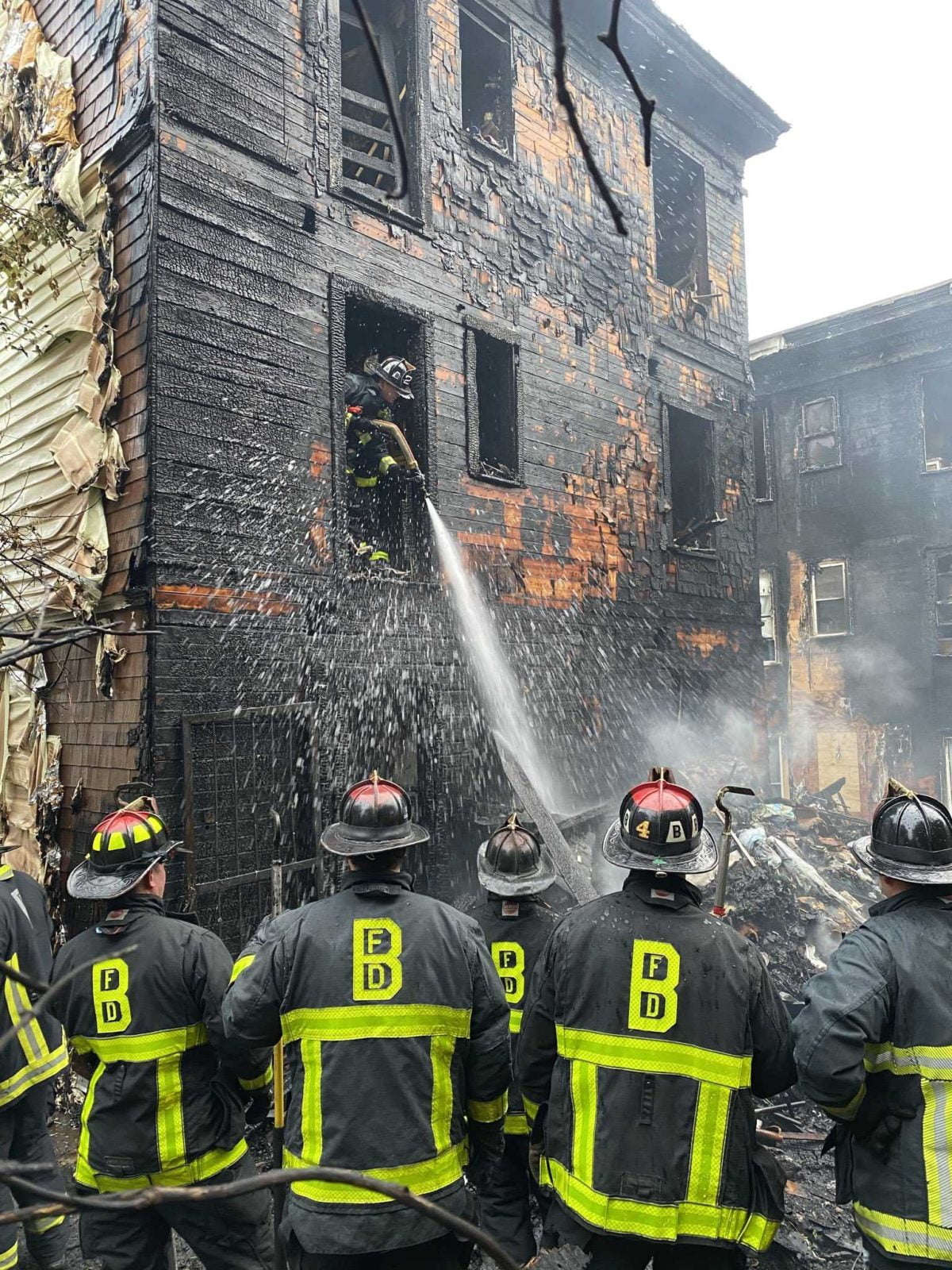 4-alarm fire spreads from multi-family home to adjacent buildings, garage 1